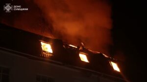 Суми: росія завдавла ударів по готелю – під час ліквідації пожежі відбулася повторна атака