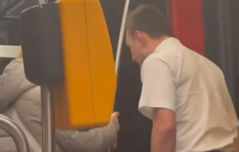 У Чехії покарали водія трамвая, який вигнав із салону українців з дитиною