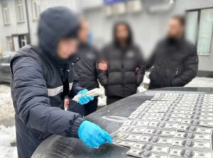 У Києві затримали ділка, який вимагав 37 тисяч доларів за зняття з розшуку в Оберігу