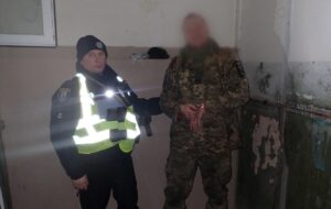 У Києві затримали військовослужбовця, який напав з ножем на двох людей