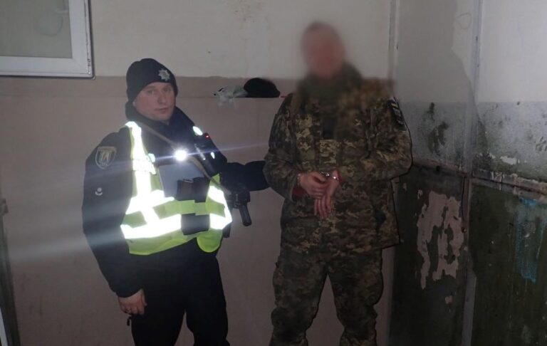 У Києві затримали військовослужбовця, який напав з ножем на двох людей