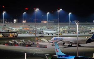 У Німеччині сотні пасажирів ночували у літаках через снігопад