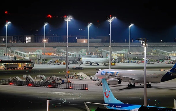 У Німеччині сотні пасажирів ночували у літаках через снігопад