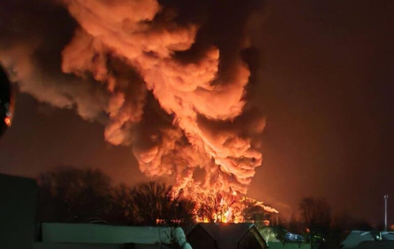 У РФ епічно палає нафтобаза