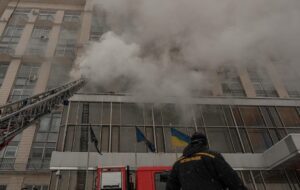 У центрі Києва спалахнула пожежа в готелі