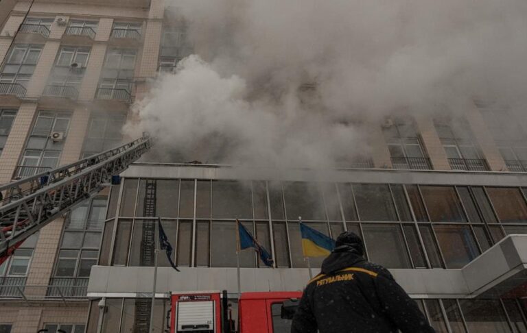 У центрі Києва спалахнула пожежа в готелі