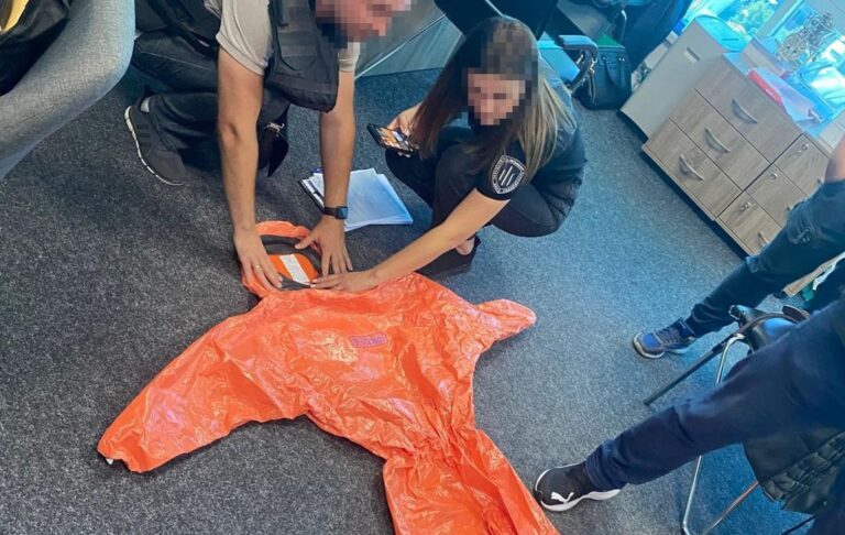 Вінницьку підприємицю викрили на схемі із захисними костюмами ДСНС