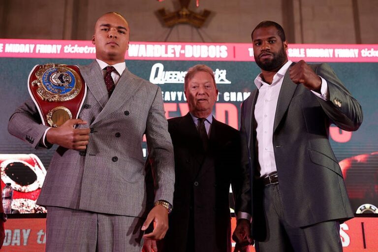 Вордлі виставив Дюбуа кулак, а той спасував