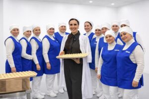 Зірка ліпить пельмені: як Міла Нітіч побувала на виробництві MAKEY у Кривому Розі