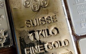 Золото і срібло продовжують стрімко дешевшати