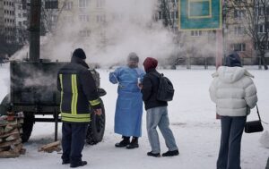 Зросла кількість українців, які готові терпіти війну “скільки потрібно”