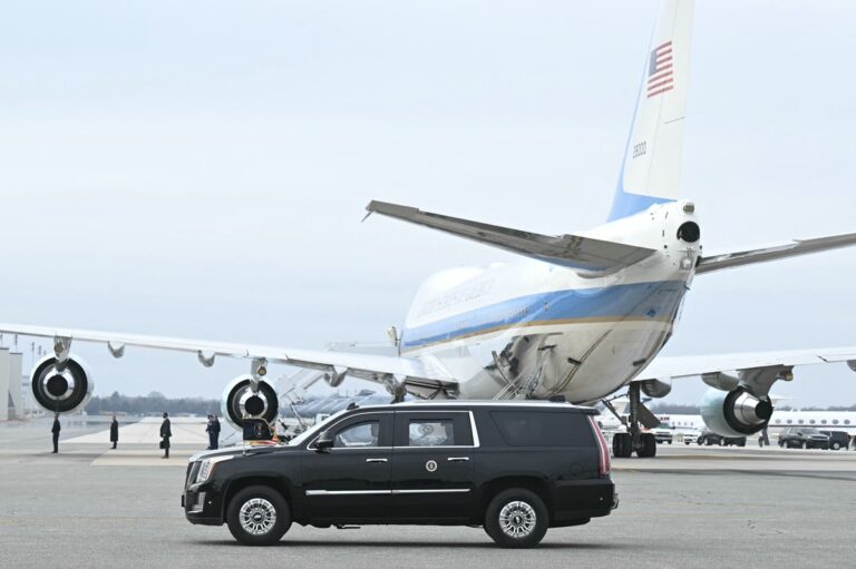 Біля літака Трампа помітили невідомий дрон