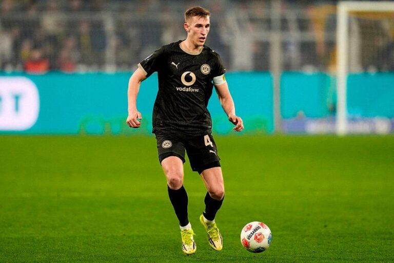 Боруссія вирішила питання контракту ключового захисника