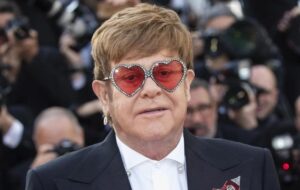 Елтон Джон показався з чоловіком і синами на новому портреті