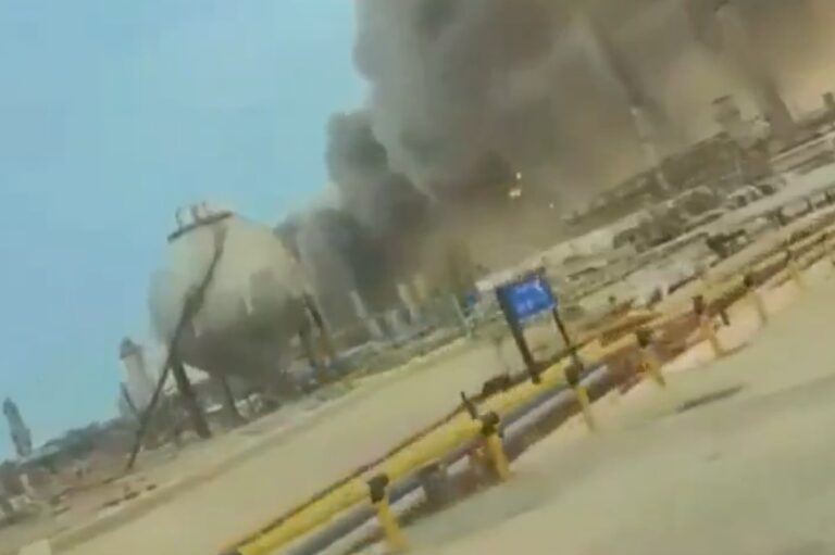 Іран атакував найбільший НПЗ на Близькому Сході