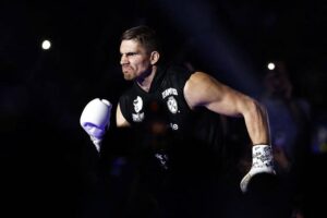 Кікбоксер Верховен налаштовується відстояти всі 12 раундів у бою з Усиком