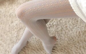 Лейсова магія повертається: як носити мереживні колготки цього сезону