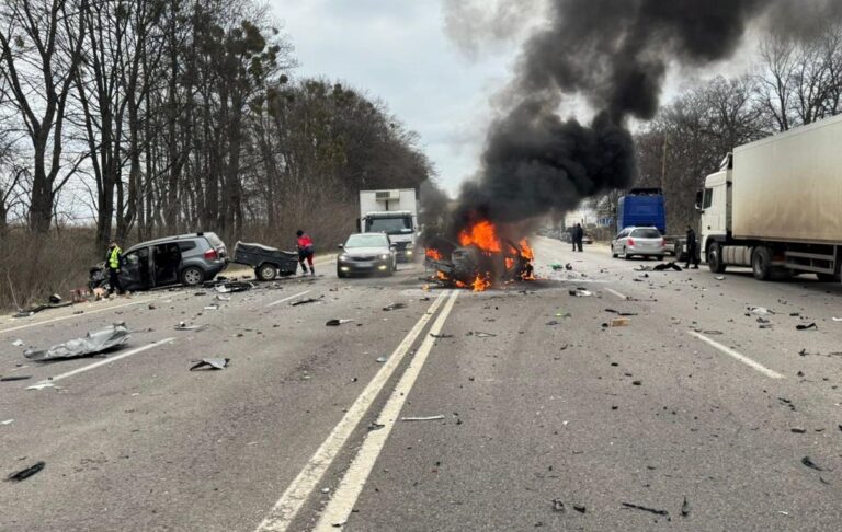 Під Львовом автівка вибухнула після ДТП, є жертви