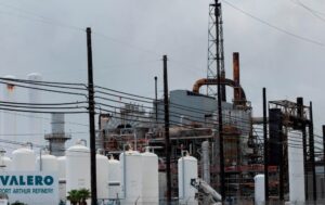 Потужний вибух стався на нафтопереробному заводі у США