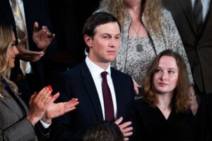 Працюючи посланцем США, зять Трампа збирає мільярди для своєї фірми