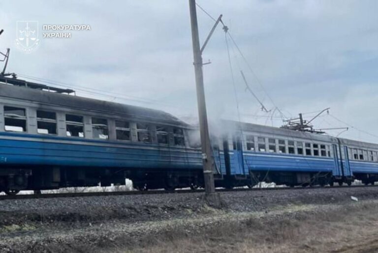 РФ вдарила по електричці у Криворізькому районі, є загиблий та постраждалі