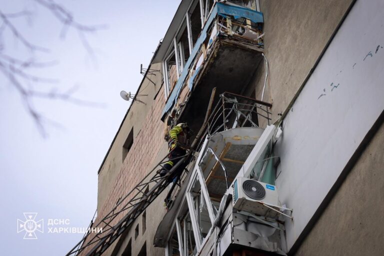 Росіяни вдарили по дев&rsquo;ятиповерхівці у Харкові