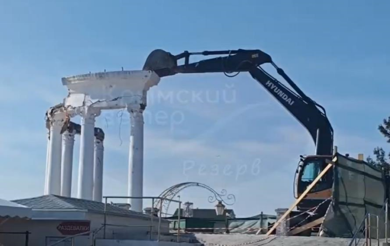 Росіяни знищили “візитівку” Алушти – білу ротонду