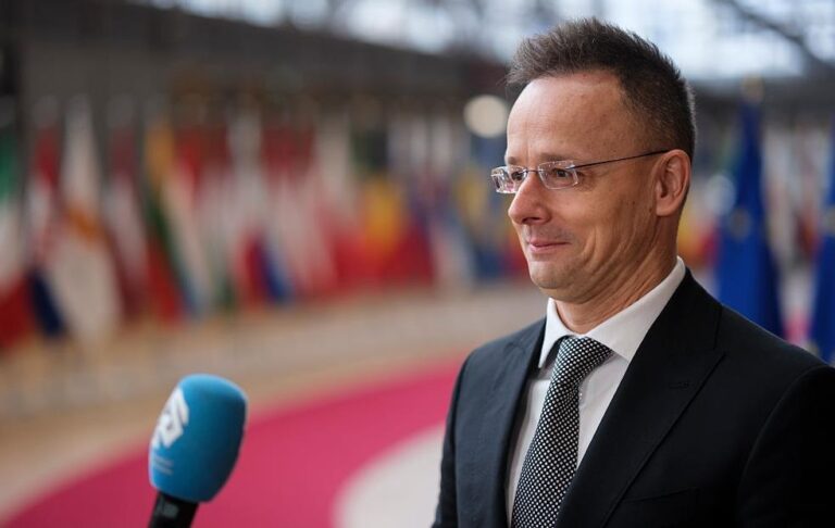 Сійярто примарилися “гроші української військової мафії” в Угорщині