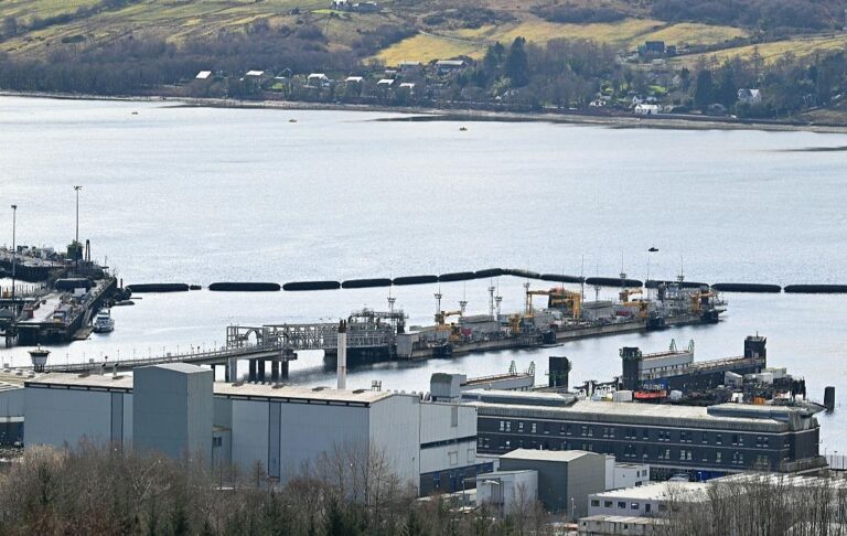 У Британії затримали іранських шпигунів, що дісталися на базу субмарин