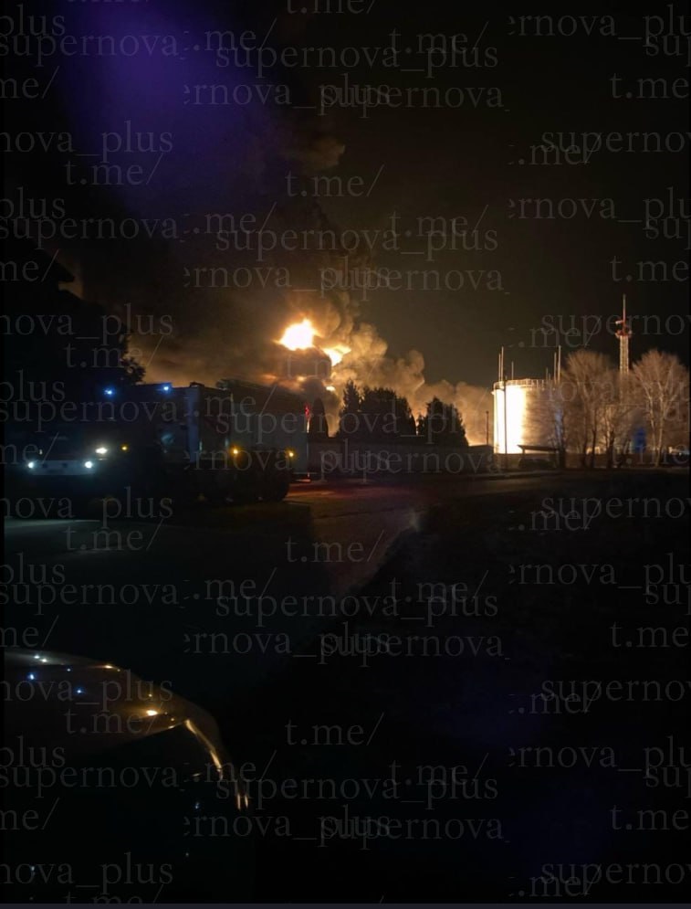 У Краснодарському краї вирує пожежа на нафтобазі