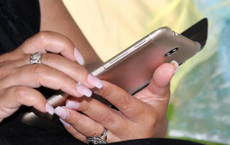 У США створили лак для нігтів, який перетворює палець на стилус