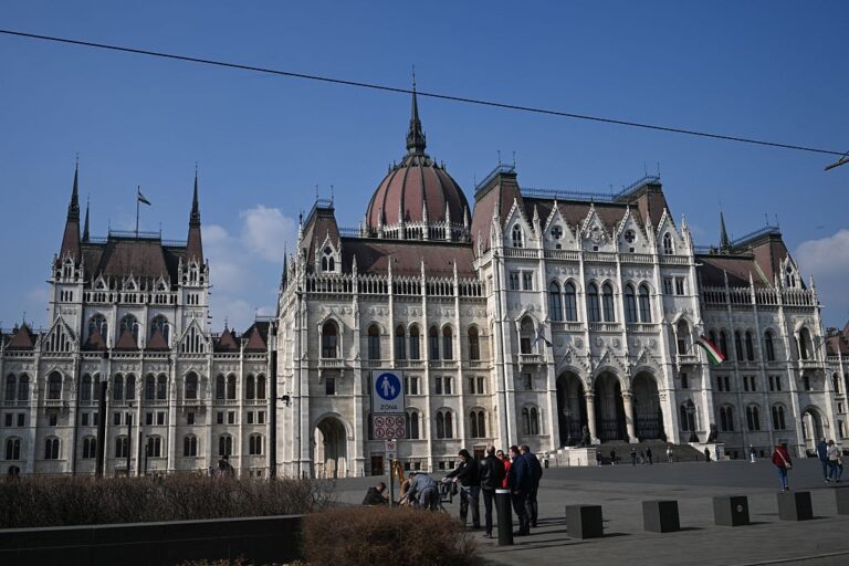 Угорщина “узаконила” арешт грошей і золота України