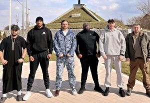 Усик прокоментував поїздку з Джошуа в Україну: Сильний батон