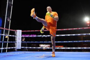 Усик розпочав підготовку до бою з Верховеном