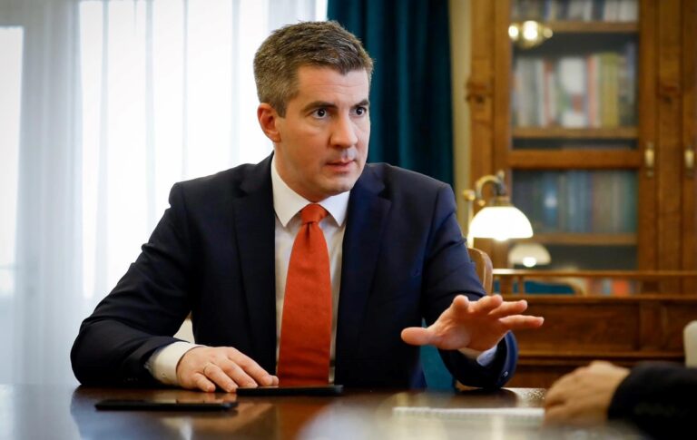 В Орбана готуються надовго “затримати” викрадені гроші Ощадбанку