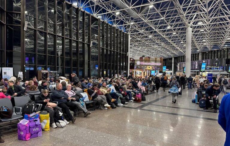 В Сочі скасували десятки авіарейсів через “найтривалішу атаку” БпЛА