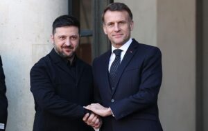 Зеленський приїхав у Париж, зустрітися з Макроном