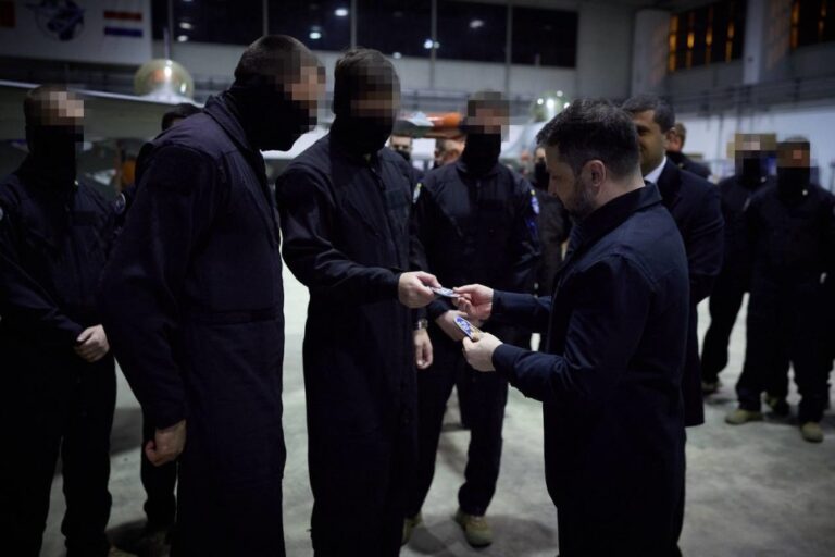 Зеленський у Румунії зустрівся з українськими пілотами F-16