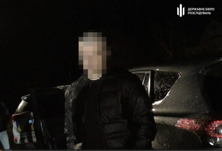 Зі зброєю “визволяв” мобілізованого друга: нацгвардійцю загрожує до 8 років