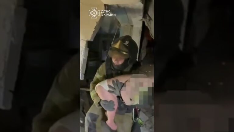 ОДЕСА.ДИТИНА З-ПІД ЗАВАЛІВ.Це ціна російського«миру».росія цілить у гуртожитки,а ми рятуємо немовлят