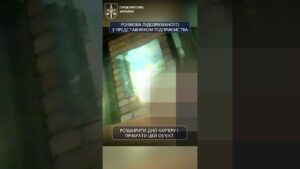 Посадовець Укрзалізниці вимагав $100 000 готівкою: отримав їх разом із підозрою