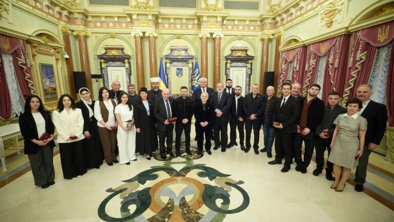 Володимир Зеленський вручив державні нагороди представникам кримськотатарського народу