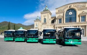Азербайджан подарував Україні пасажирські автобуси