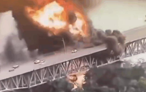 Біля з Панамського каналу загорівся міст: є жертва