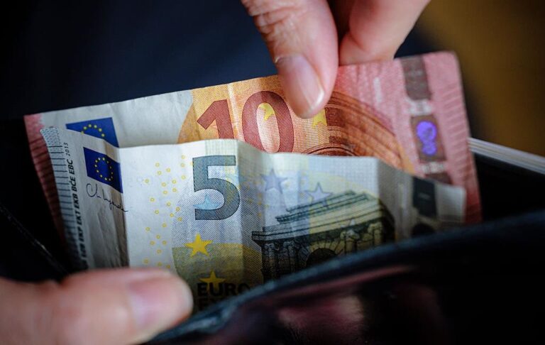 Долар падає в обмінниках, а євро подорожчав