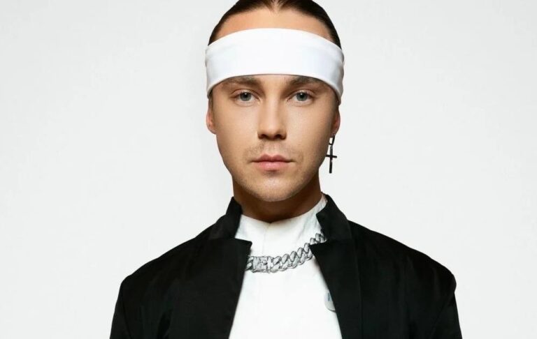 Глядач схопив Артема Пивоварова за шию під час перформансу