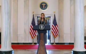 Меланія Трамп заперечила “будь-який зв’язок” з Епштейном