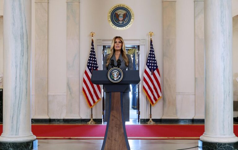 Меланія Трамп заперечила “будь-який зв’язок” з Епштейном