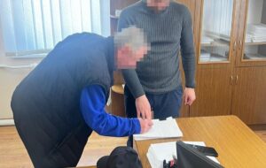 На Львівщині підприємець 23 роки утримував однокласника як “раба”