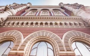 Нацбанк знизив курси долара і євро